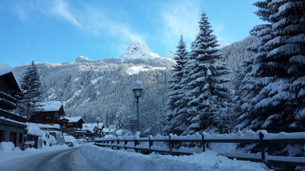 Family Apartments Le Chalet Champoluc Exterior photo